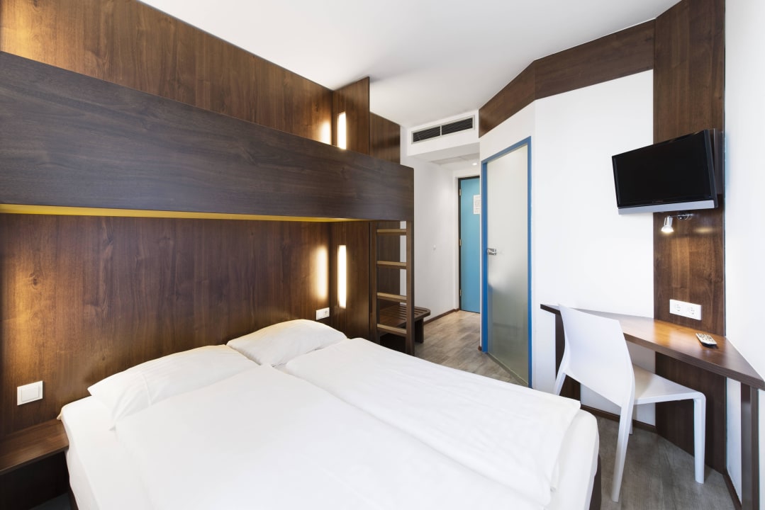Double room interior SLEEEP HOTEL Ansfelden