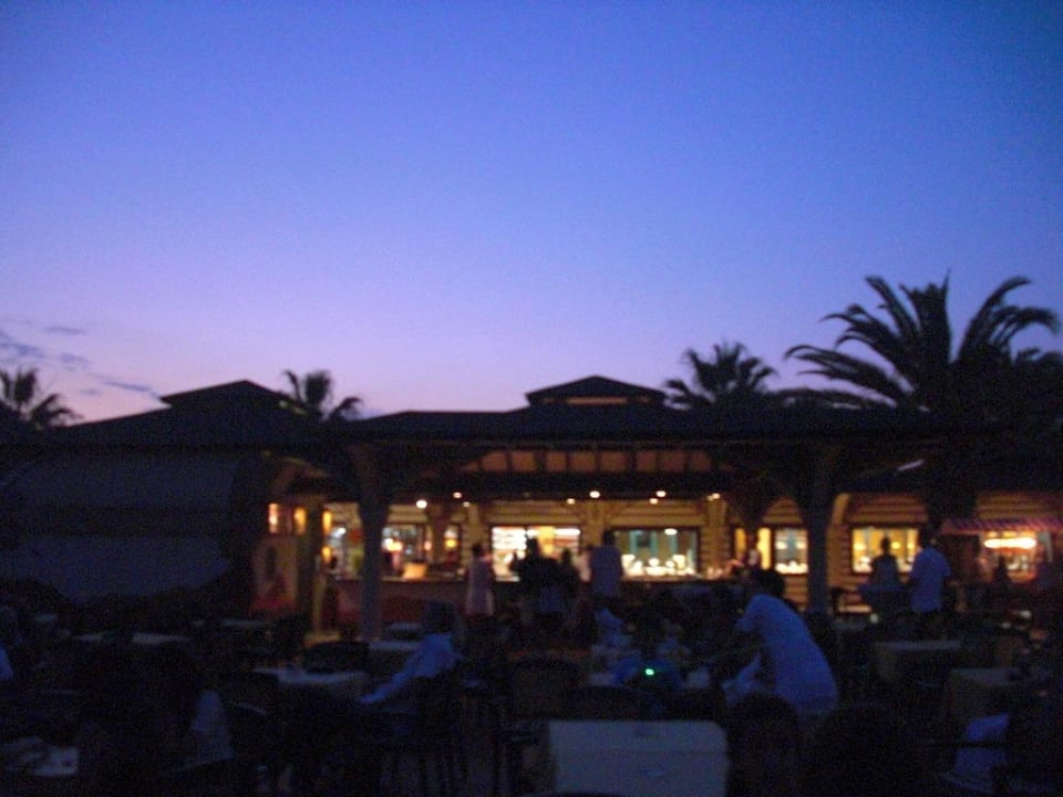 Eine Strandbar mit Geschäften im Hintergrund Ali Bey Club