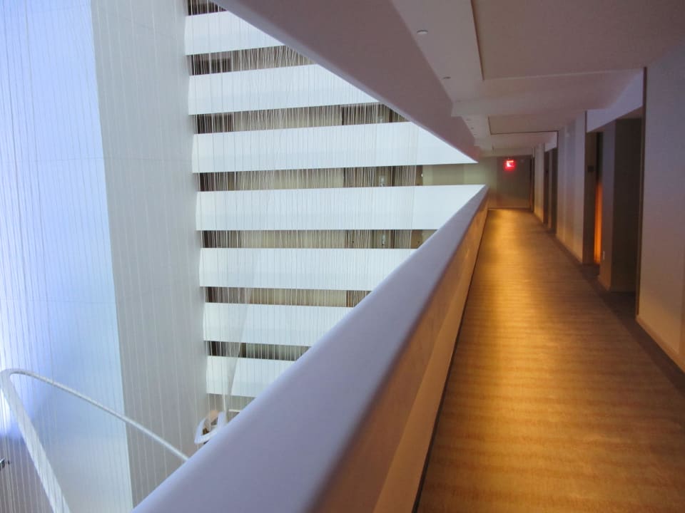 Flur zu den Zimmern im 7. Stock Conrad New York Downtown
