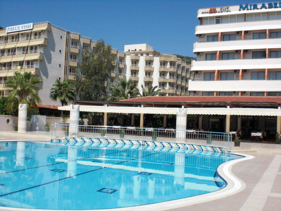 Hotelansicht von vorne mit Pool Club Hotel Mirabell