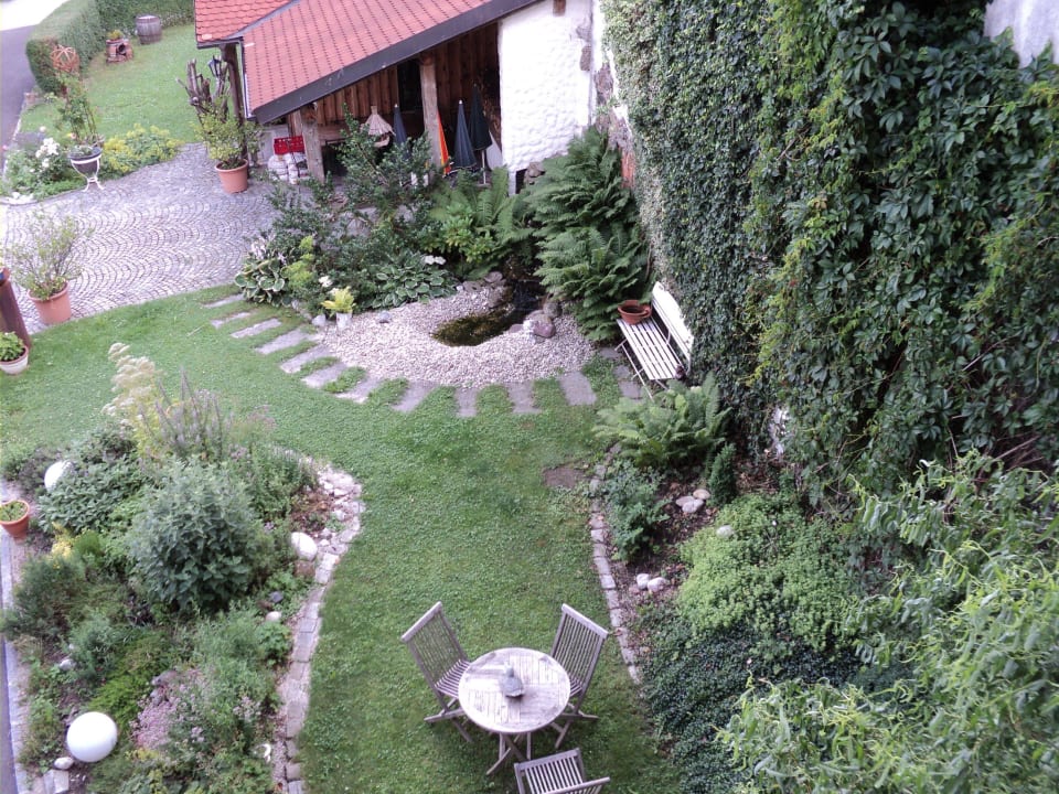 Ausblick v. Zimmer i.d. idyllischen Kräutergarten Bärnsteinhof Gasthof mit Herz