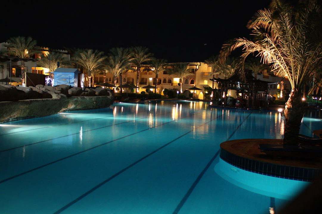 Oświetlony basen wieczorem Sea Beach Aqua Park Resort Managed by Blue Resorts