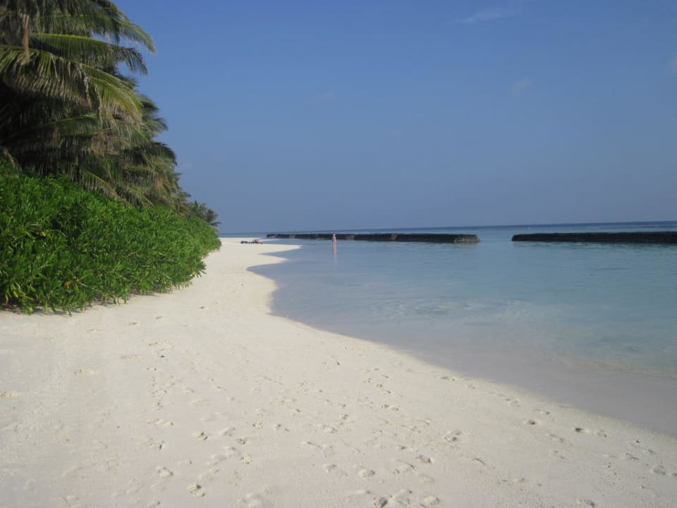 Strand zur linken Seite Kuramathi Maldives