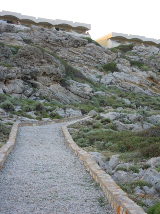 Weg vom Strand zum Hotel Hotel Kalithea Horizon Royal