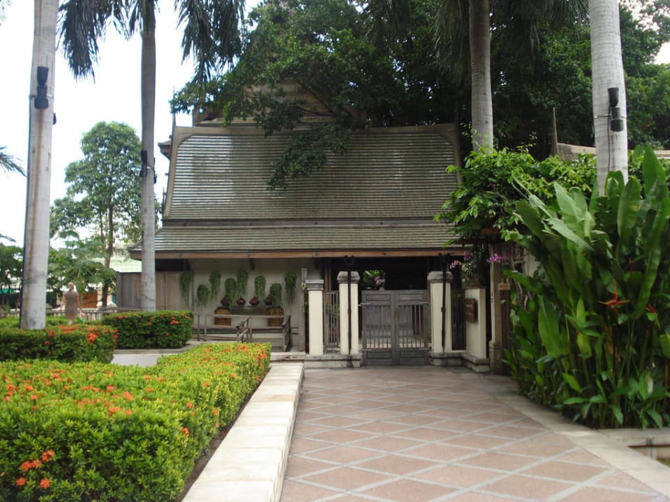 Weg zum Thai-Restaurant im Garten Hotel The Peninsula Bangkok