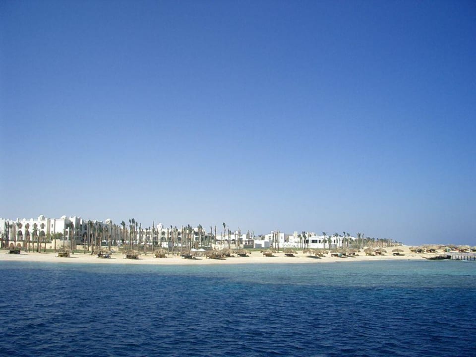 Die Hotelanlage vom Wasser aus gesehen Pickalbatros Sands Hotel - Port Ghalib