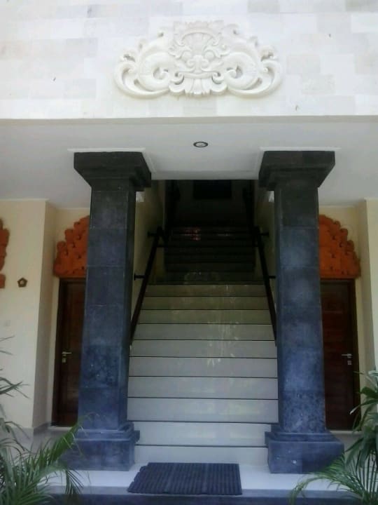 Aufgang zu den Zimmern im OG Villa Shanti Beach