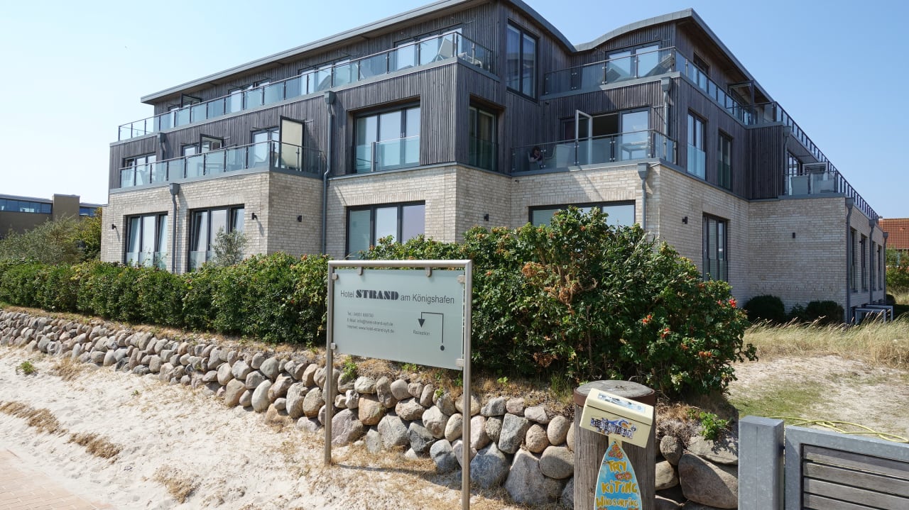 Außenansicht Hotel Strand am Königshafen