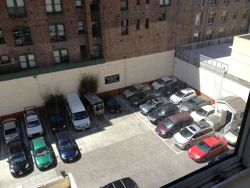 Ausblick auf den Hotelparkplatz Hotel Metropolis