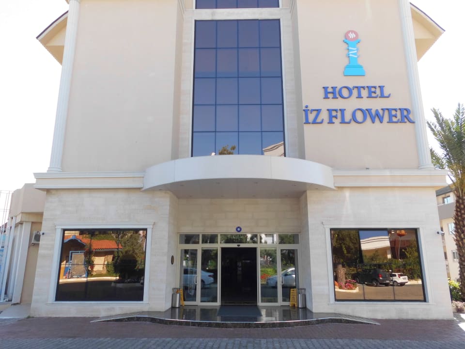 Hoteleingang Iz Flower Side Beach Hotel