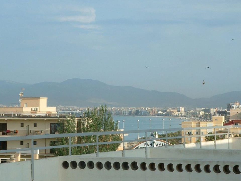Blick auf die Bucht, von der Dachterrasse aus Hotel HM Ayron Park