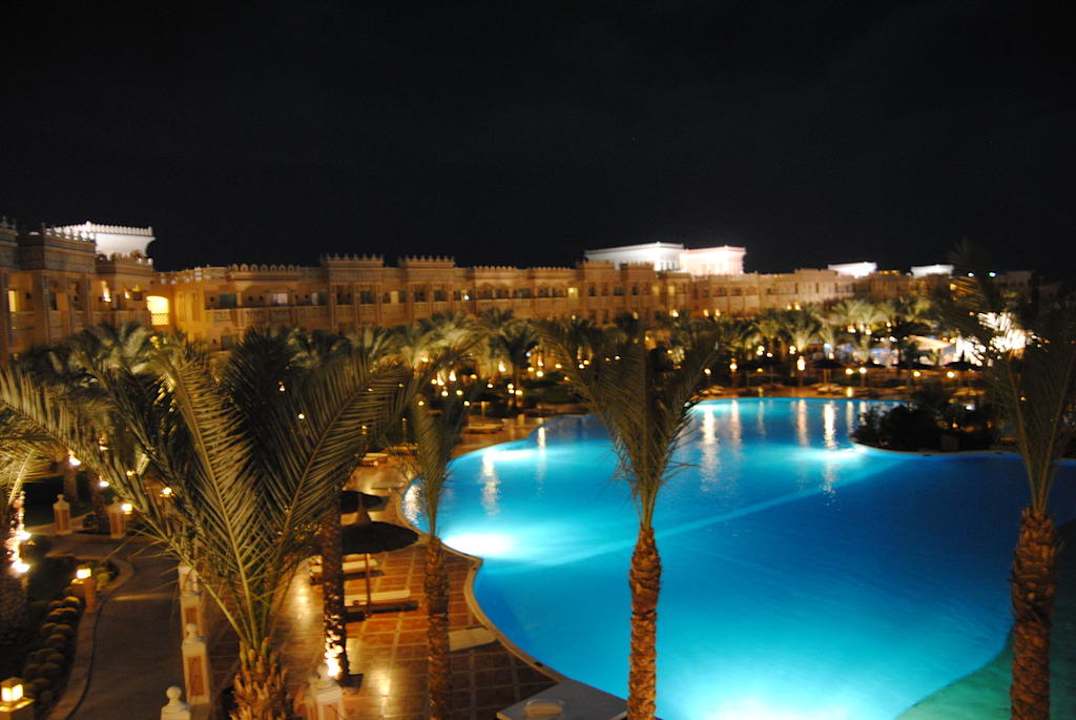 Schön beleuchtet bei Nacht Pickalbatros Palace Resort