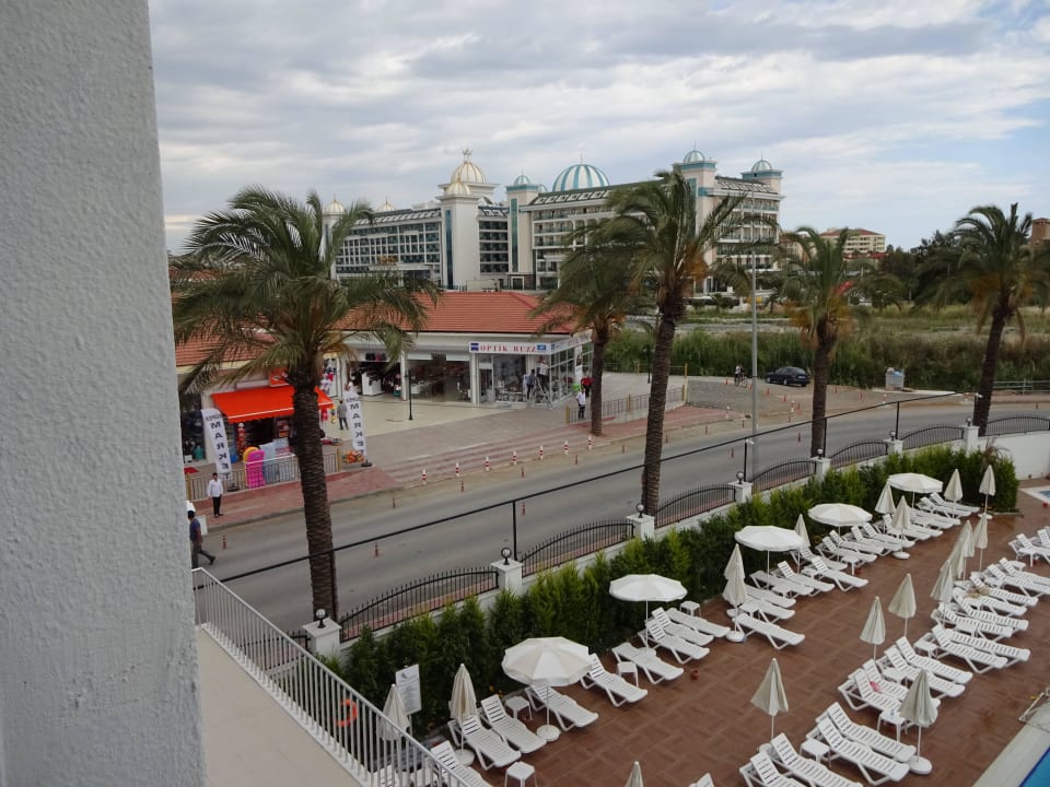 Nebenstraße Palm World Side Resort & Spa