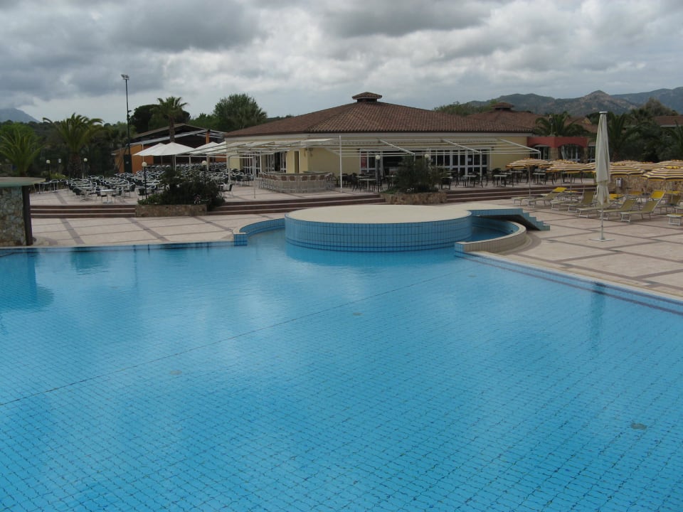 Pool mit Restaurant Tirreno Resort