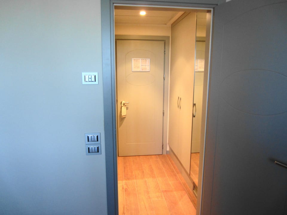 Kleiner Flur im Zimmer zur Tür Grand Hotel Forlì