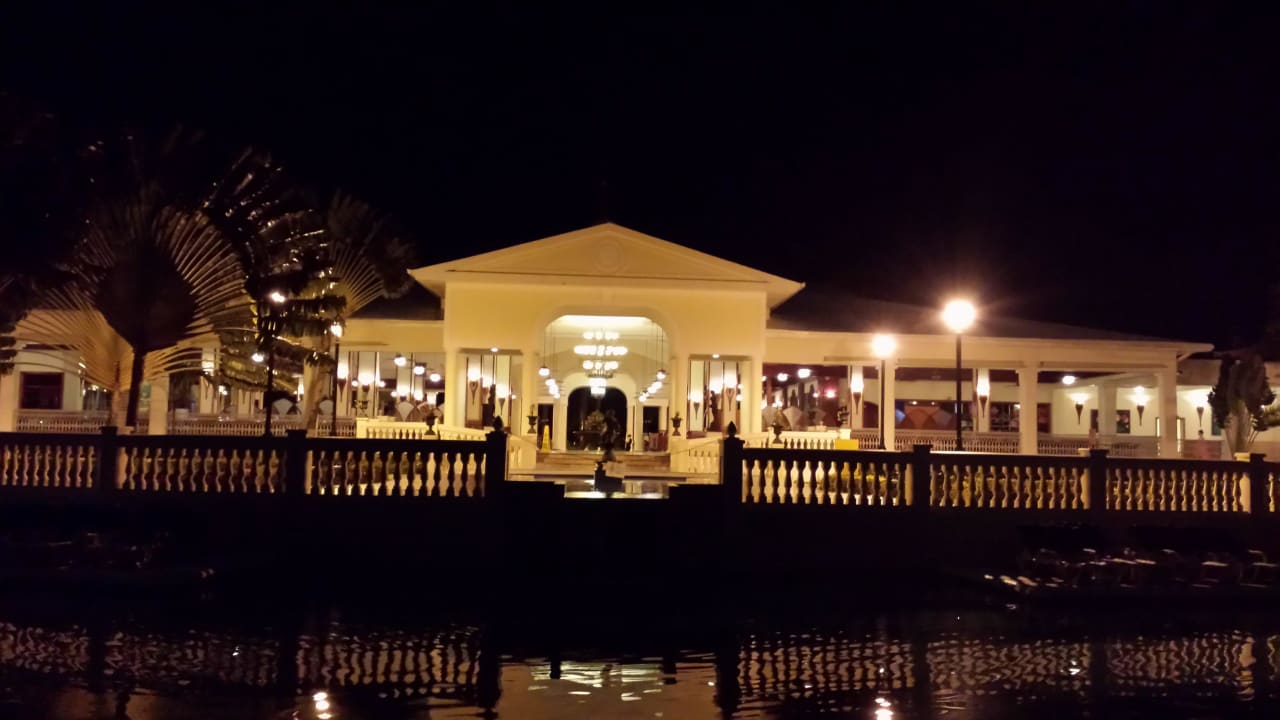 Blick auf die Eingangshalle bei Nacht Hotel Riu Negril