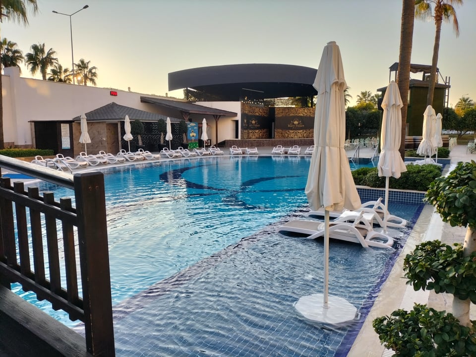 Pool Mary Hotel Side