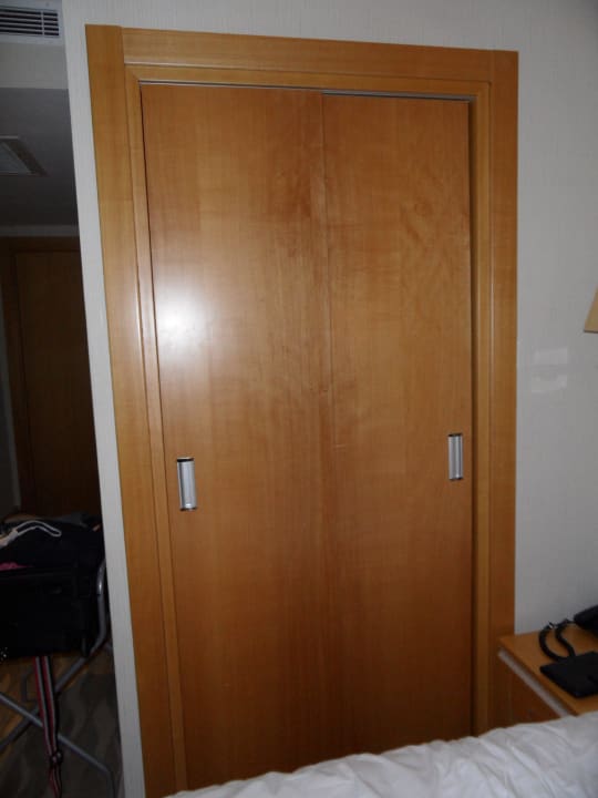 Schrank auch sehr klein Hotel Husa Vizon