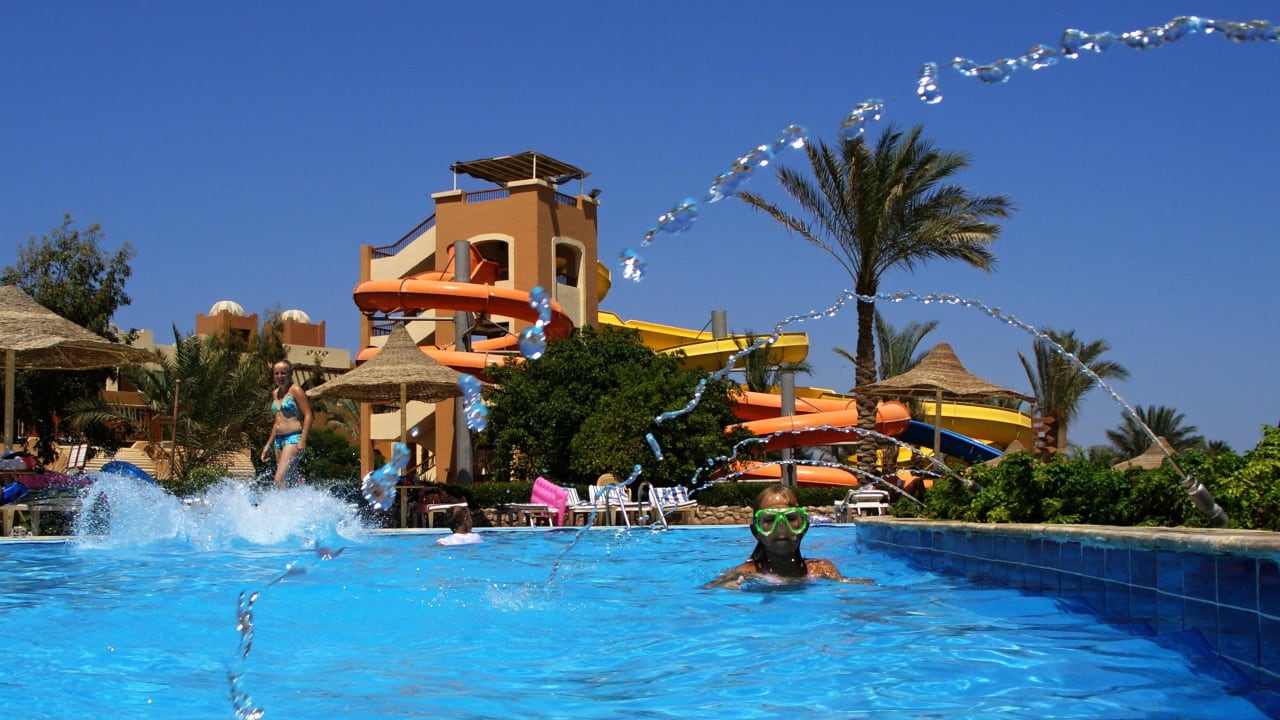 V bazénu Hotel Nubian Village