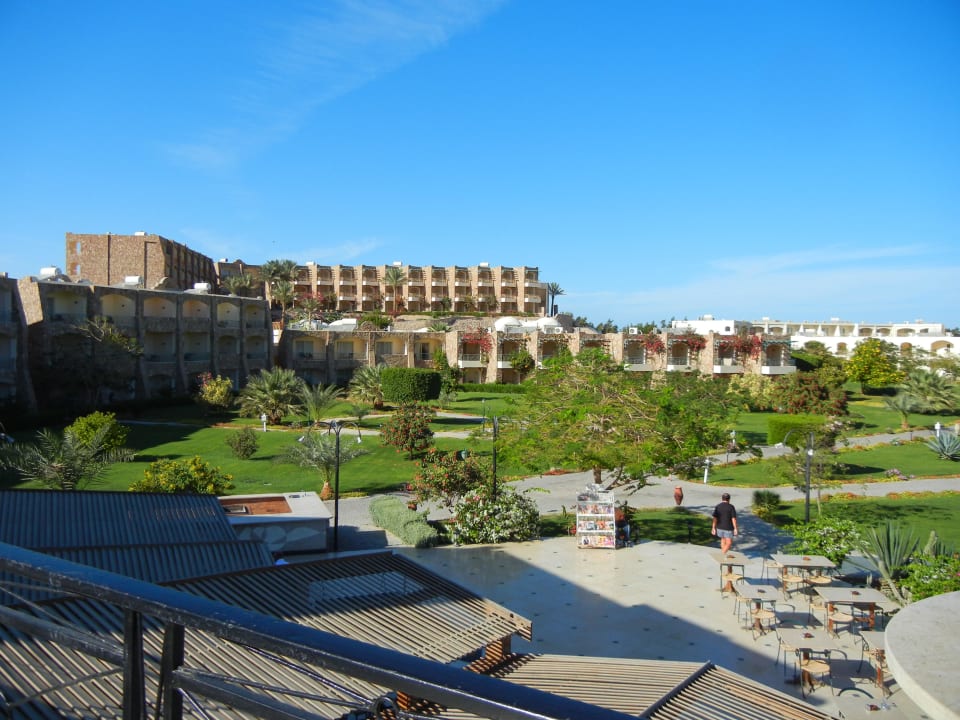Blick von der Terrasse auf die Anlage Brayka Bay Resort