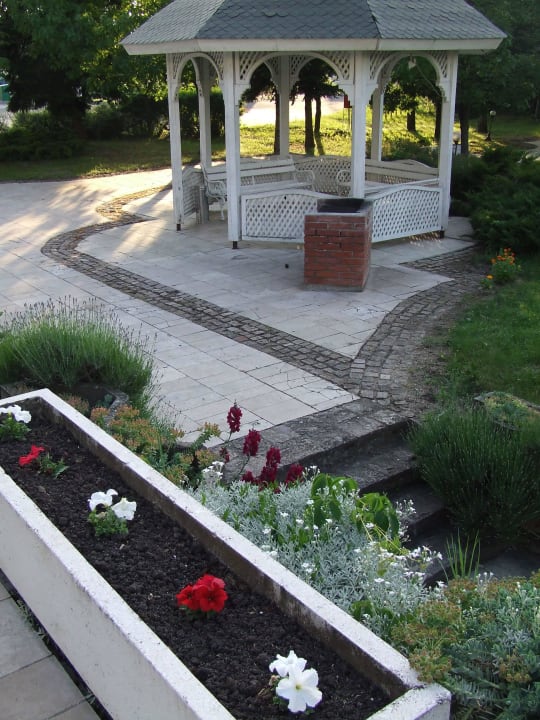 Pavillon vom Zugang aus Hotel Familia