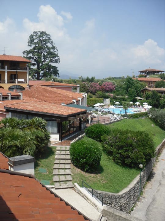 Blick von Apartmentbalkon auf Hotelanlage Belvedere