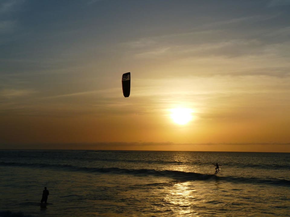 Kitesurfen bei Sonnenuntergang Hotel Riu Karamboa