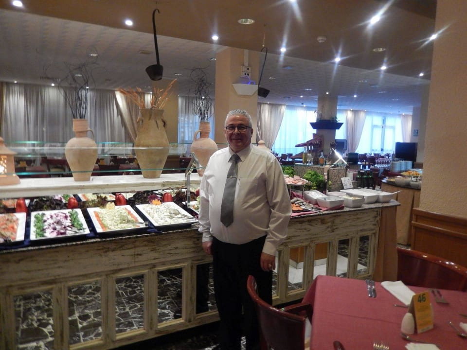 Freundlich und sehr netter Restaurantleiter Valentin Reina Paguera