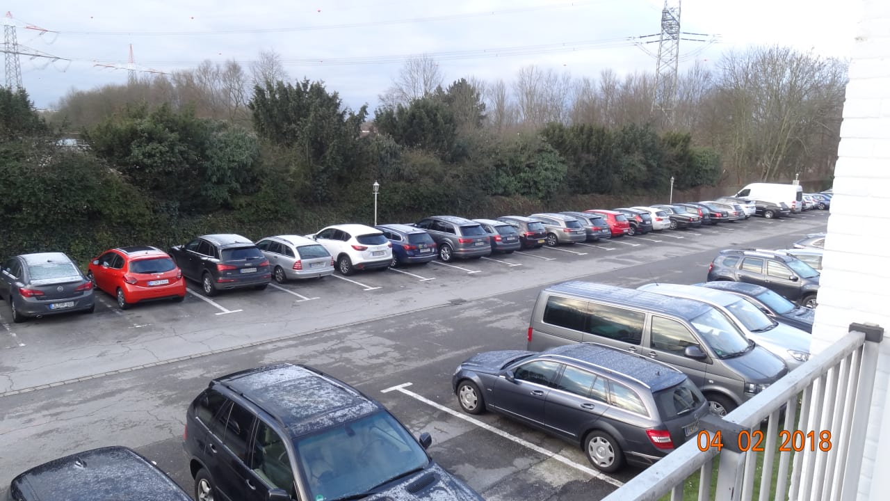 Ausblick vom Zimmer zum Parkplatz Leonardo Hotel Düsseldorf Airport - Ratingen