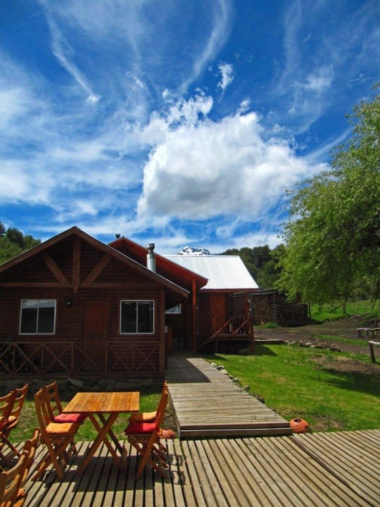 Die Terrasse mit Blick auf den Vulkan Tolhuaca Lodge Fundo Laguna Blanca