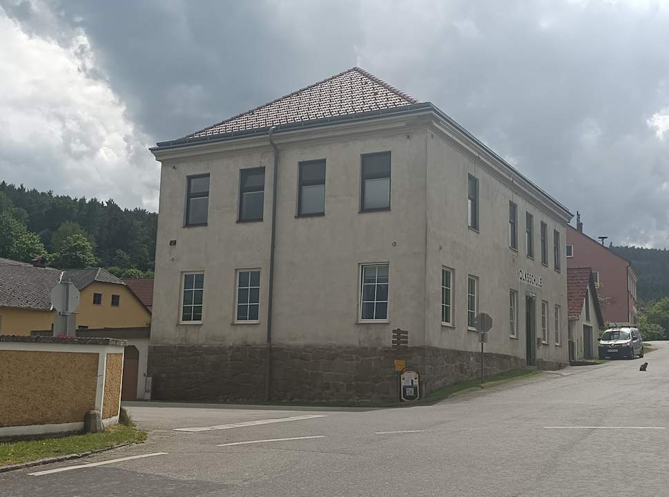 Außenansicht Frühstückspension Alte Volksschule Heinrichs bei Weitra