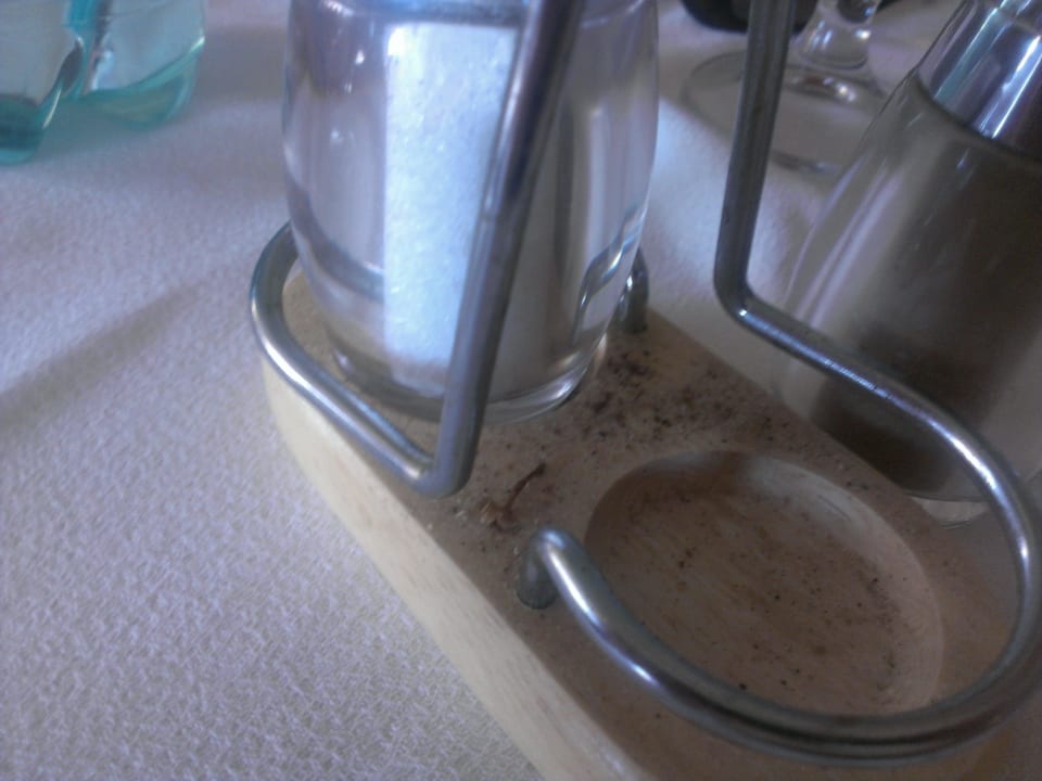 So sahen alle Salzstreuer aus, mangelde Sauberkeit Lella Meriam Hotel & Club