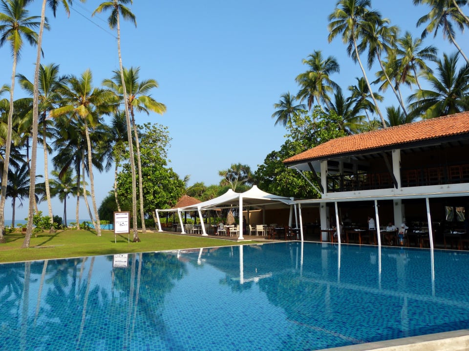 Rechts das Restaurant Thaala Bentota