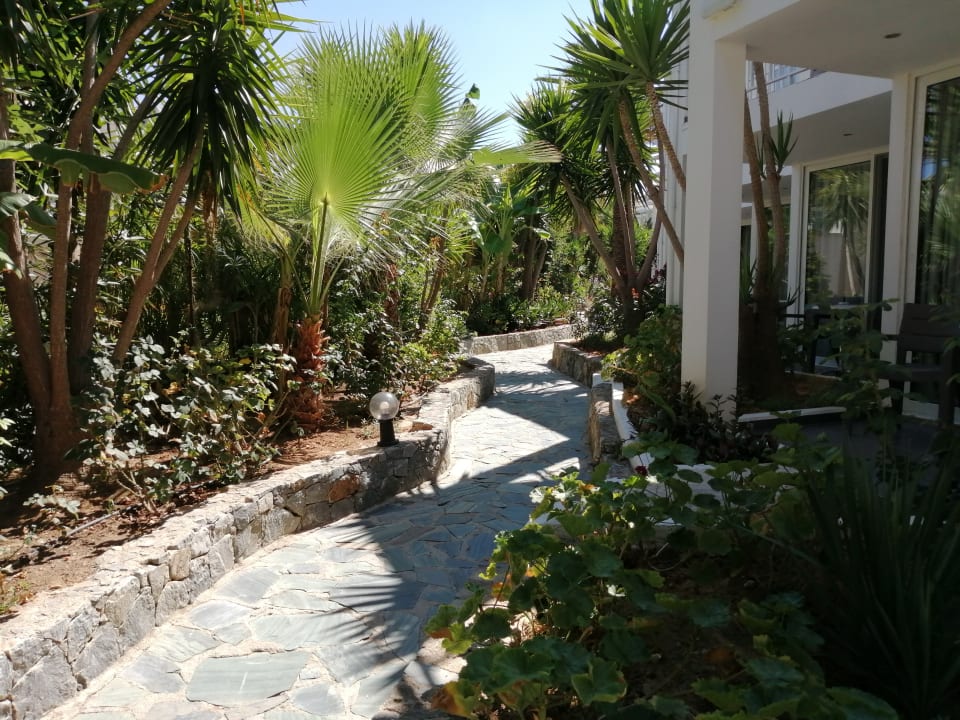 Gartenanlage HARPIN Happy Days Beach Hotel