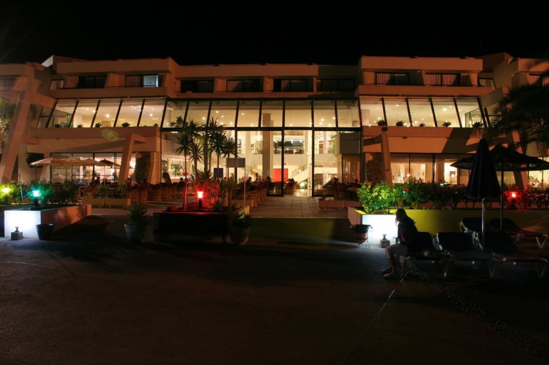 Hintere Hotelseite bei Nacht Dreams Lanzarote Playa Dorada Resort & Spa