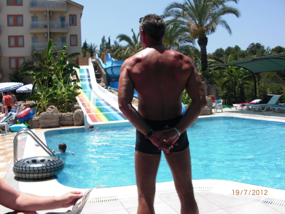 Die Rutsche ist Gefährlich zu viele Unfälle  FUN&SUN Smart Hane Sun Hotel