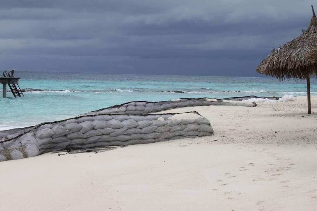 Ausblick von den Liegen bei den Wasserbungalows NH Collection Maldives Reethi Resort