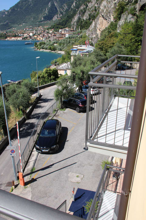 Parkplatz und Anliegerstrasse Hotel Locanda Ruscello