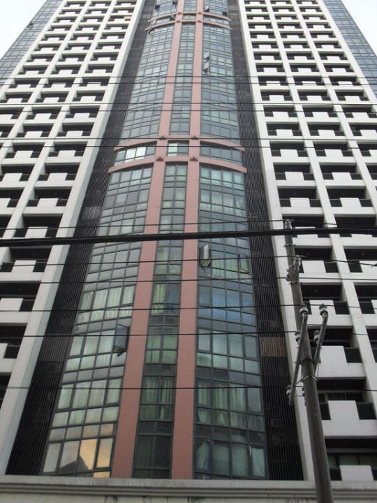 Riesig hoch von der Strasse aus gesehen Makati Prime Tower Suites