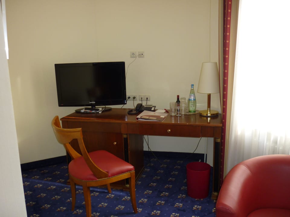 Schreibtisch mit integrierter Minibar acom Hotel Berlin Kurfürstendamm