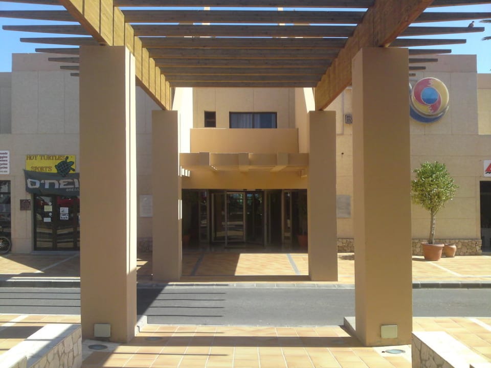 Haupteingang SBH Hotel Taro Beach