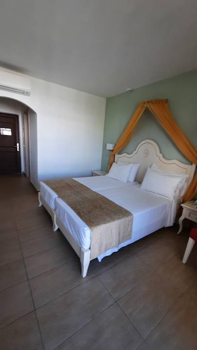 Zimmer Alexander Beach Hotel & Village Resort