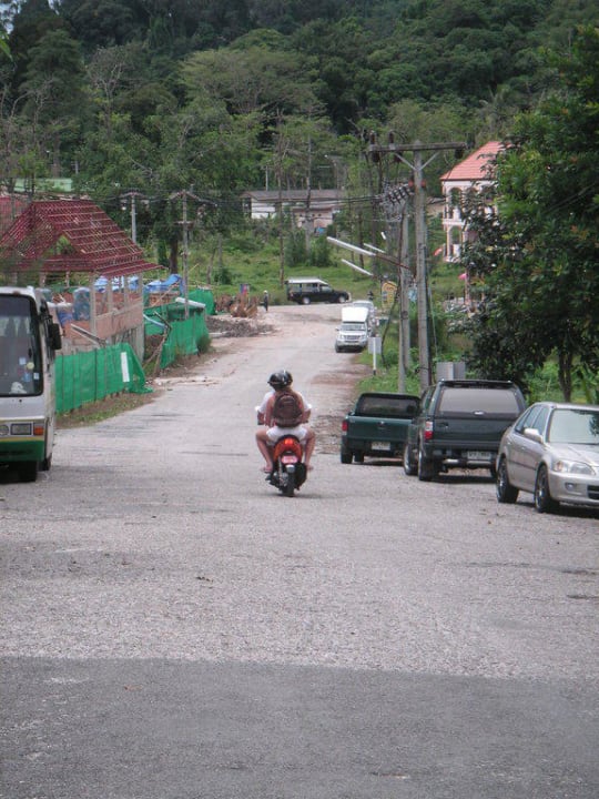 Straße vor dem Hotel Khao Lak Merlin Resort