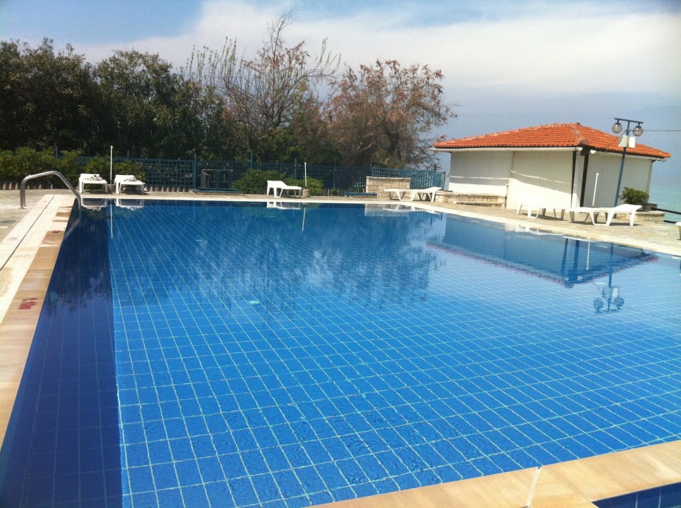 Sauber Ammon Zeus Luxury Beach Hotel