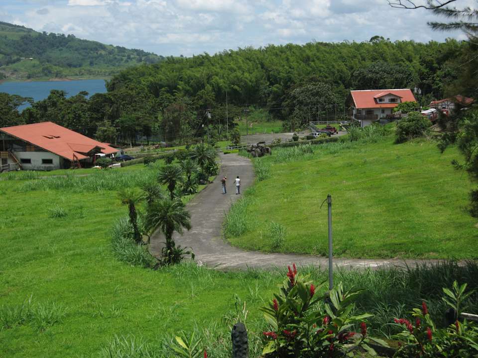 Blick auf Hotel und Wirtschaftsgebäude Hotel Los Heroes