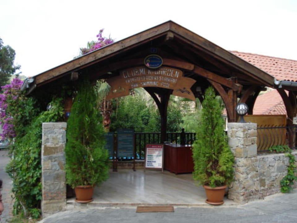 Eingang zu Garten-/ Strand-/ Resaurantbereich Hotel Meri