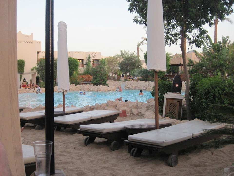 Die Liegen des Pools Ghazala Gardens