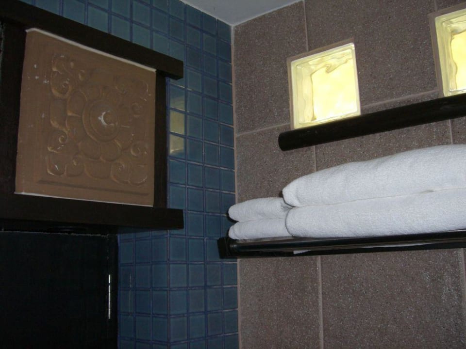Handtuchablage im Bad Woraburi Phuket Resort & Spa