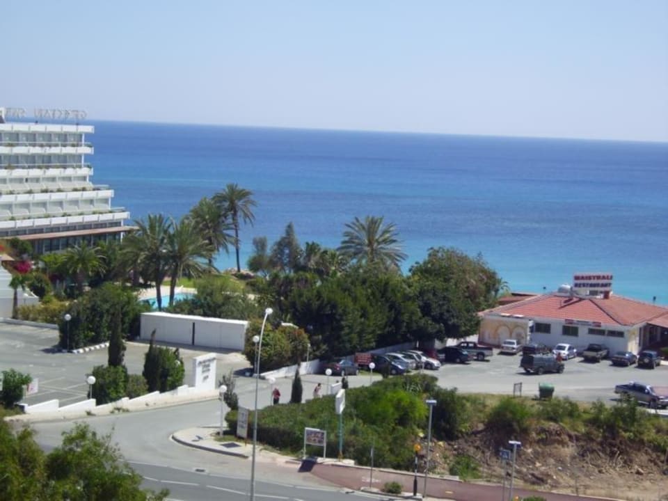 Seitlicher Meerblick vom Zimmer aus Napa Mermaid Hotel & Suites