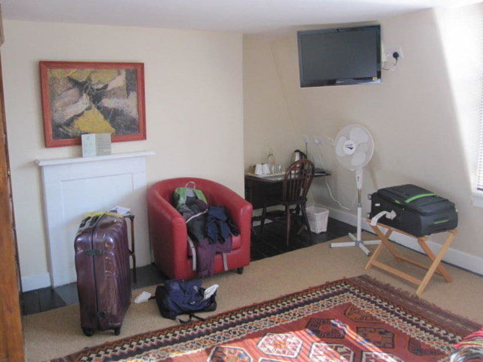 Fernseher und Verpflegungsecke Hotel Henrietta House